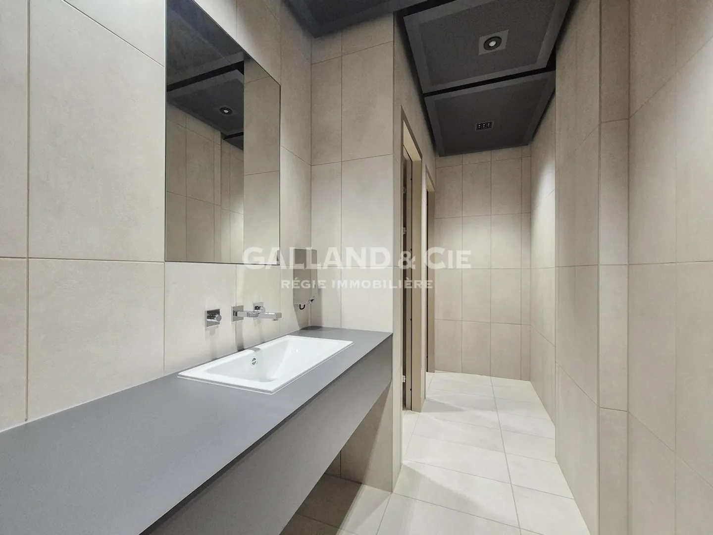 Plateau de 476m2 au 5ème étage, bureaux entièrement vitrés avec une magnifique vue - Photo 5 sur 9