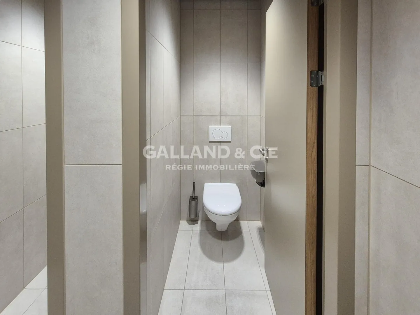 Plateau de 476m2 au 5ème étage, bureaux entièrement vitrés avec une magnifique vue - Photo 6 sur 9