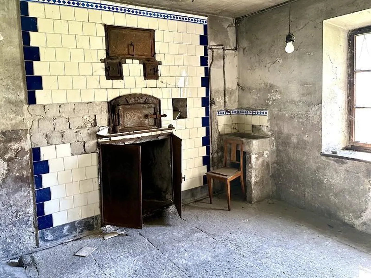 Grande maison de village à développer dans un emplacement central avec vue - Photo 2 sur 24