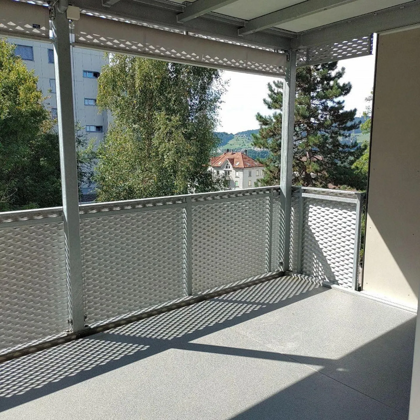 Appartement de 4,5 pièces dans un quartier calme près de la forêt - Photo 2 sur 6