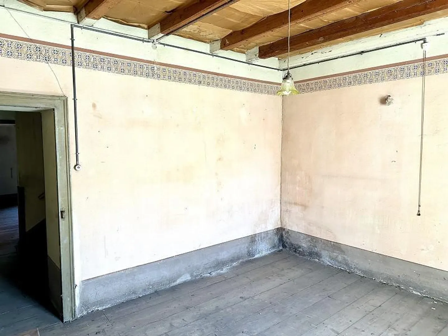Grande maison de village à développer dans un emplacement central avec vue - Photo 8 sur 24