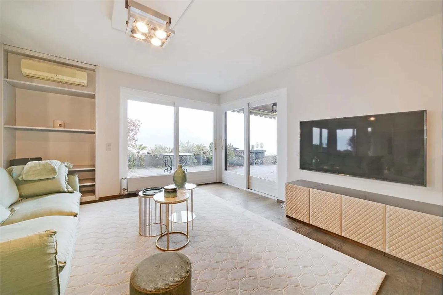 Prestigious 3.5-room apartment with lake view in Porza - Photo 3 of 13