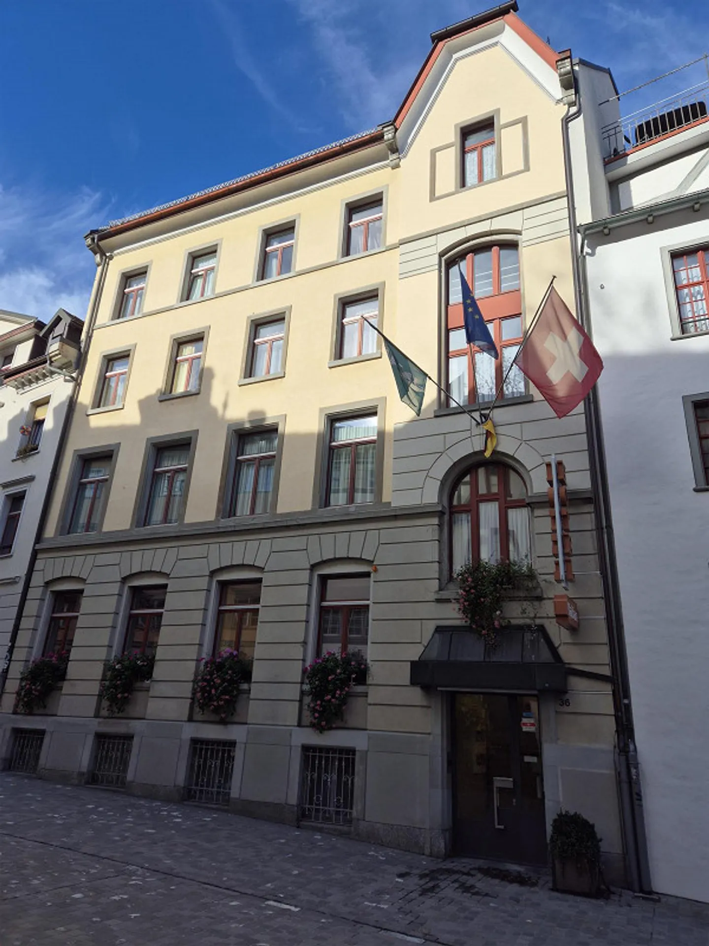 Charming 3.5-room attic apartment in the heart of St. Gallen's old town - Photo 1 of 12
