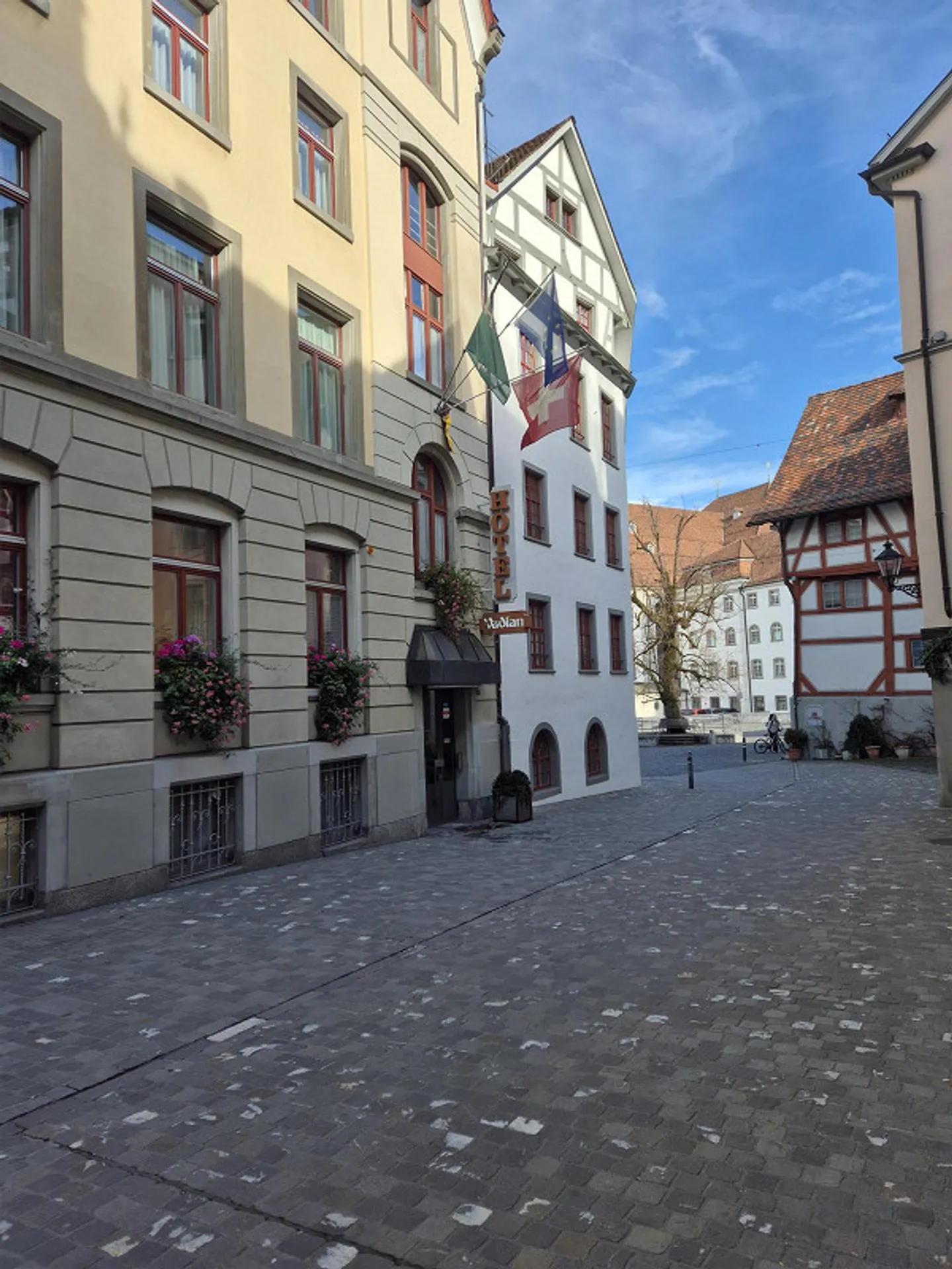 Charming 3.5-room attic apartment in the heart of St. Gallen's old town - Photo 2 of 12