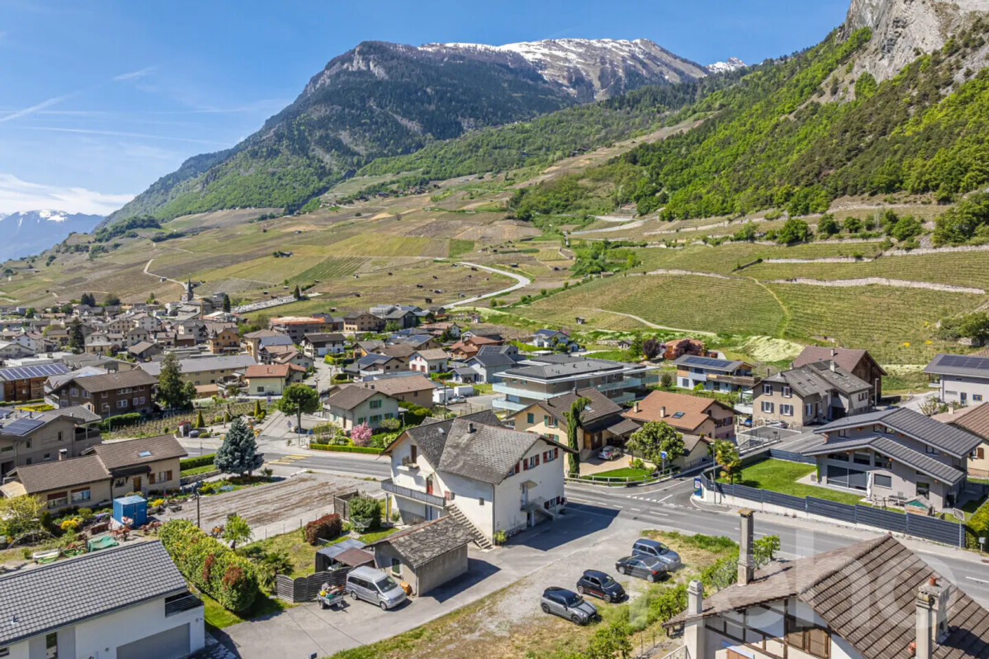 Opportunità Rara a Leytron: Casa di Villaggio con Molteplici Possibilità - Foto 3 di 12