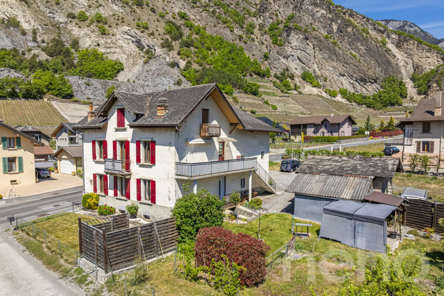 Opportunità Rara a Leytron: Casa di Villaggio con Molteplici Possibilità - Foto 1 di 12
