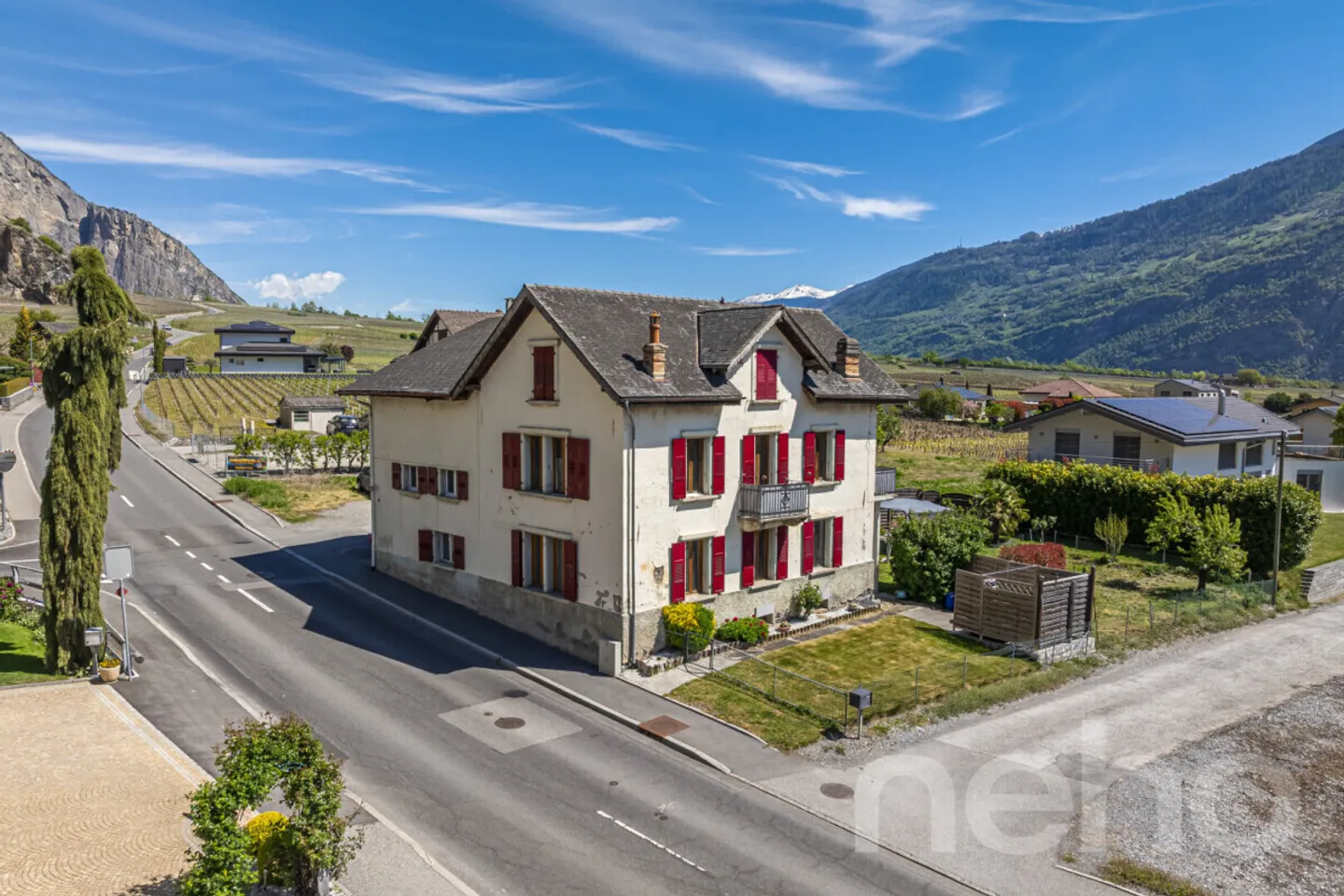 Opportunità Rara a Leytron: Casa di Villaggio con Molteplici Possibilità - Foto 2 di 12