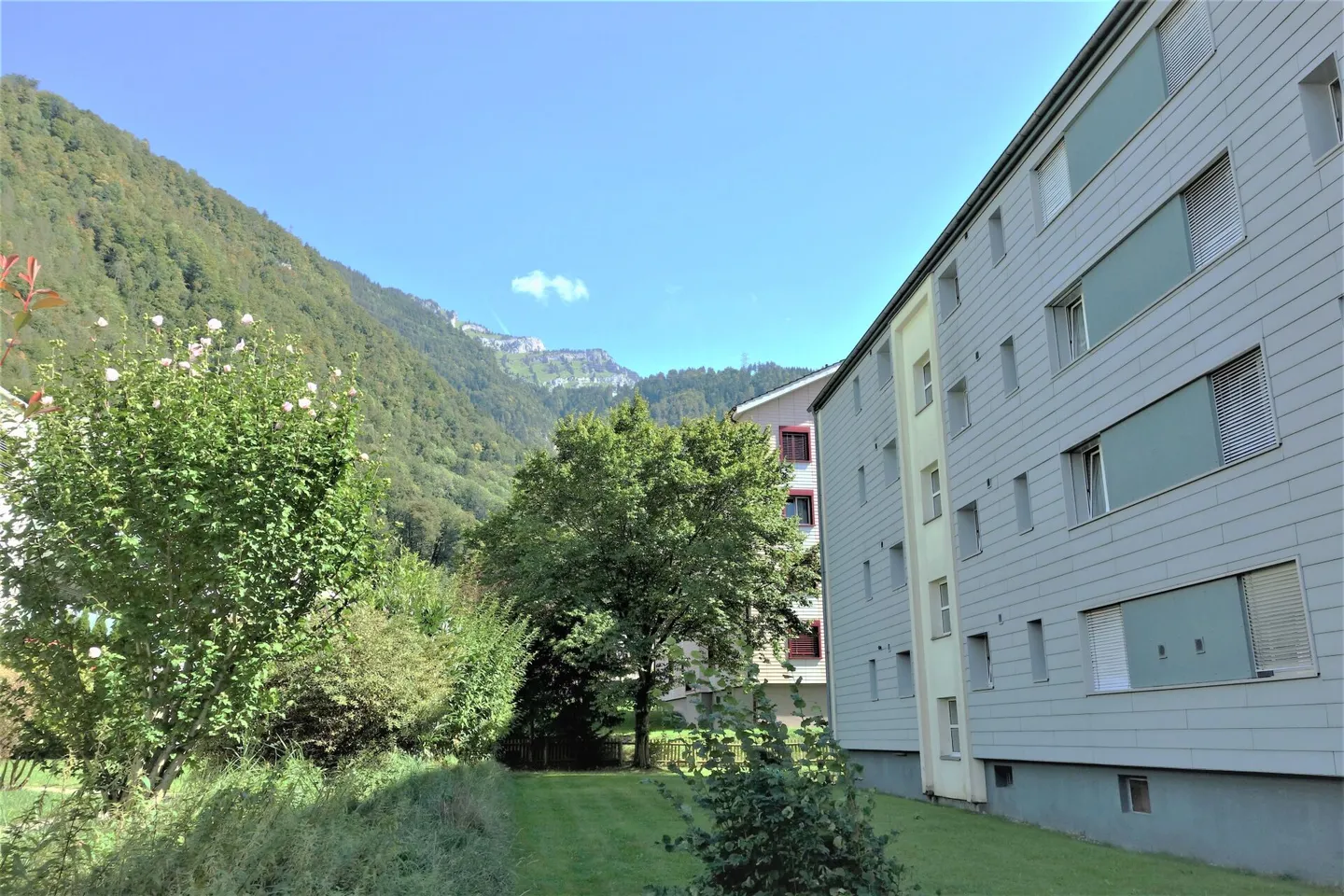 Top Sanierte 4- Zimmerwohnung mit grossen Spielplatz - Foto 1 von 9