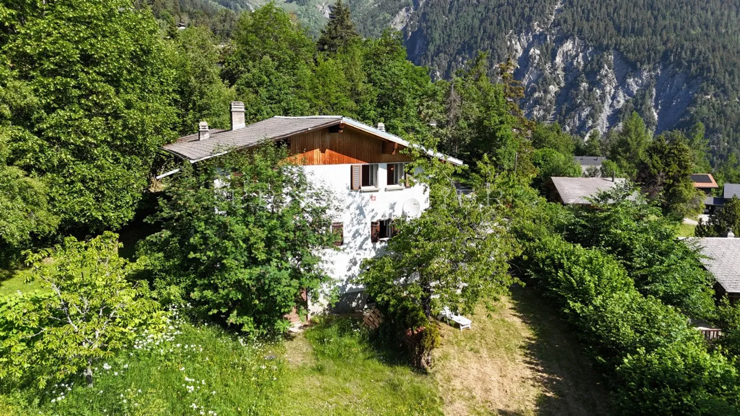 Chalet bifamiliare con carattere in un ambiente tranquillo e verdeggiante - Foto 11 di 13