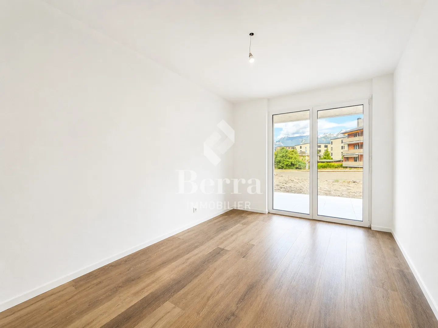 Modern Ground-Floor Apartment - Photo 6 of 13
