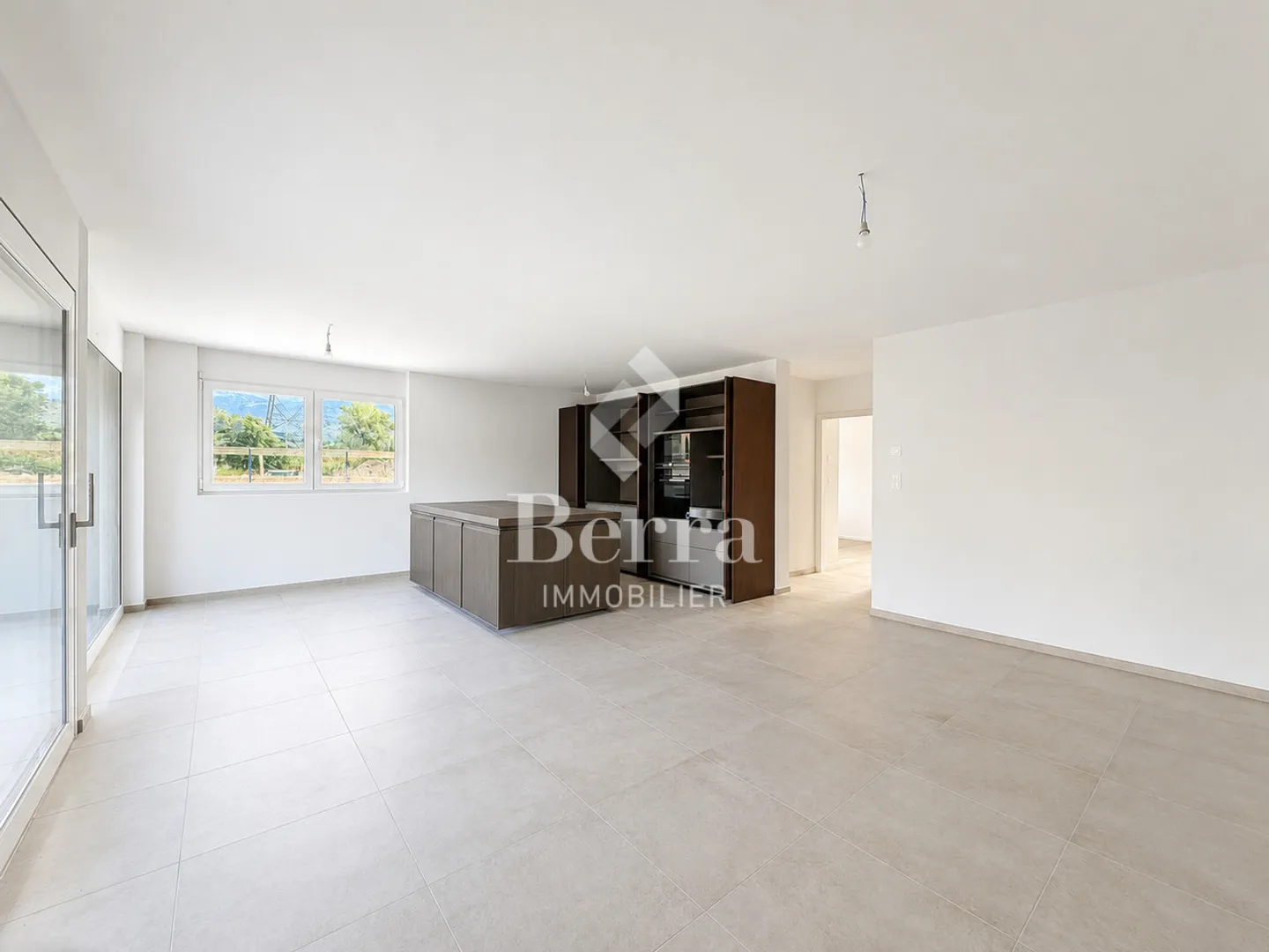 Modern Ground-Floor Apartment - Photo 5 of 13