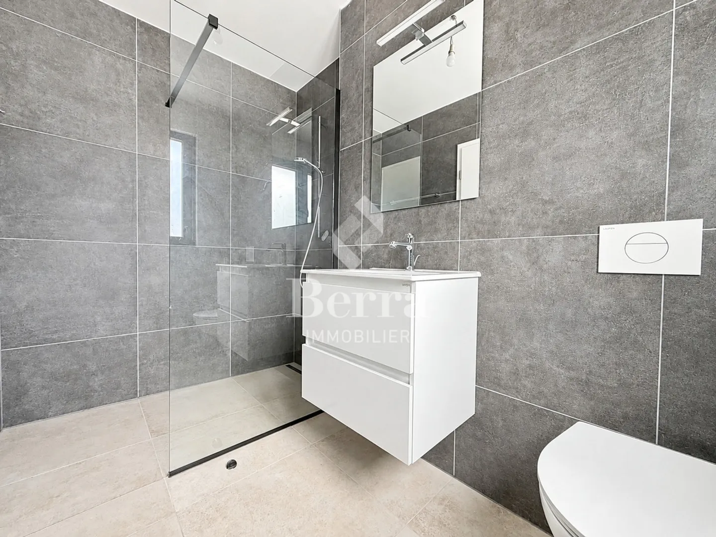 Modern Ground-Floor Apartment - Photo 9 of 13
