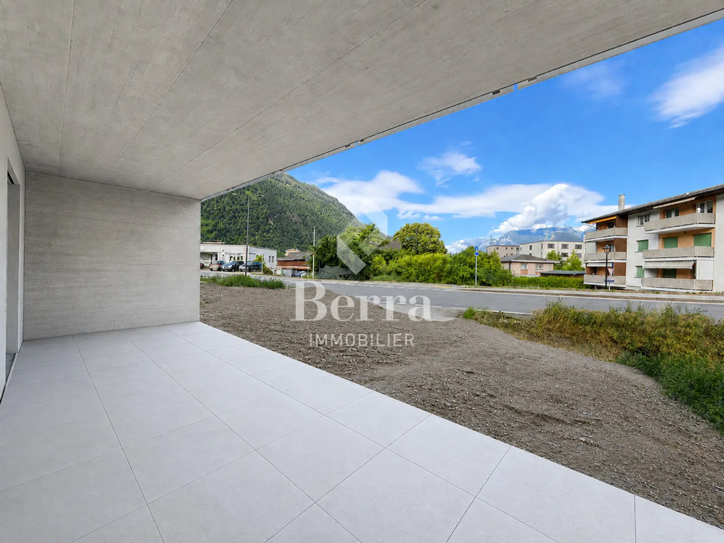 Modern Ground-Floor Apartment - Photo 10 of 13