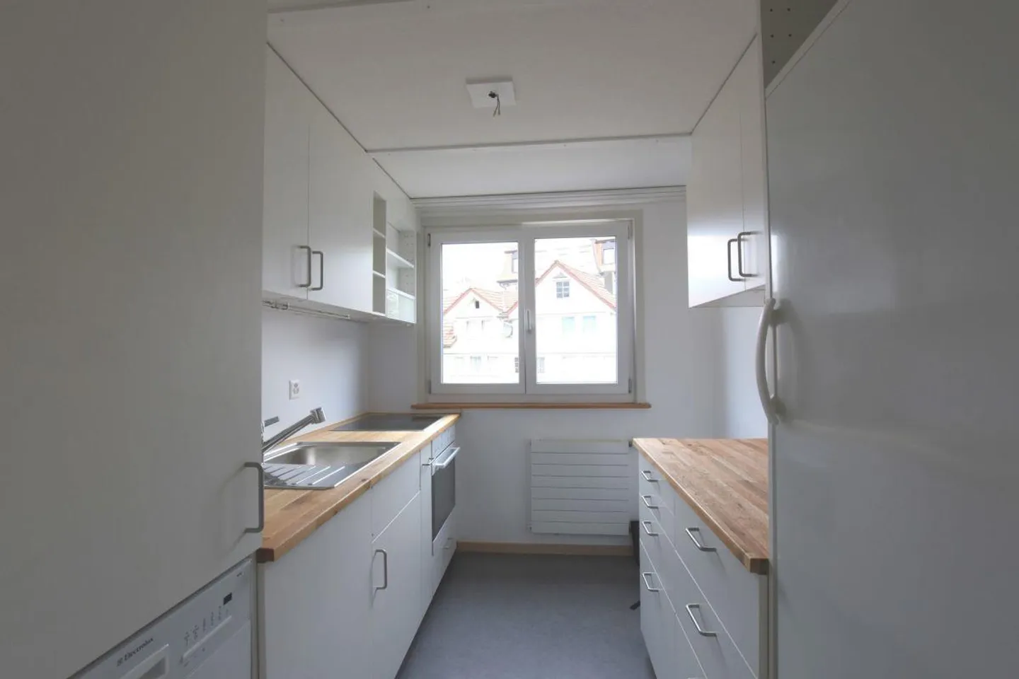 Renovated apartment with balcony - Photo 4 of 8