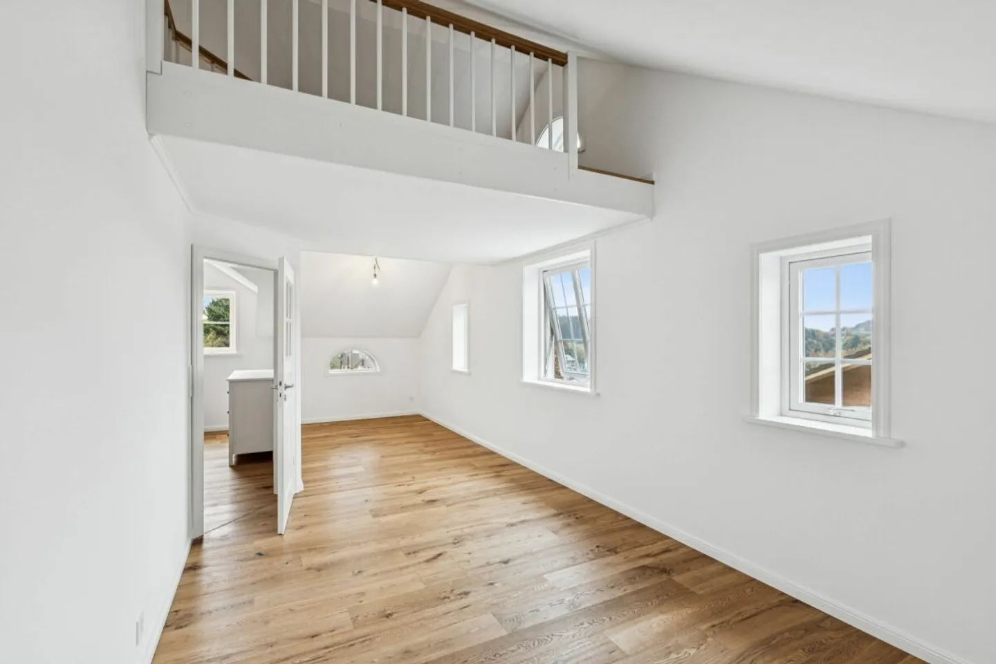 Schwedisches Haus mit Bergsicht - Foto 6 von 10