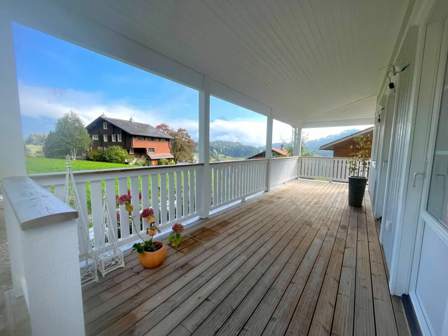 Schwedisches Haus mit Bergsicht - Foto 8 von 10