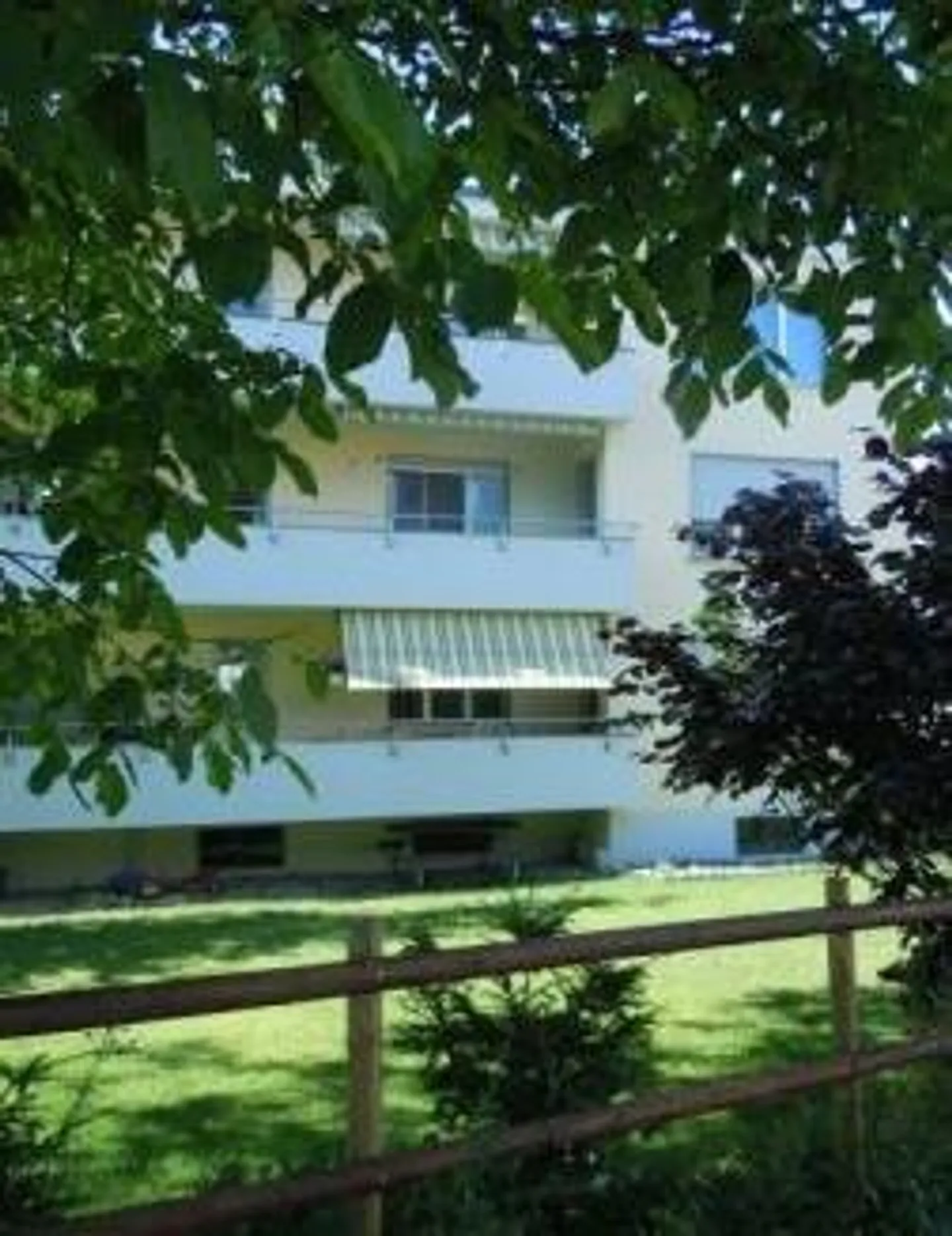 Appartement spacieux de 3,5 pièces dans un quartier résidentiel calme et bien situé - Photo 2 sur 9