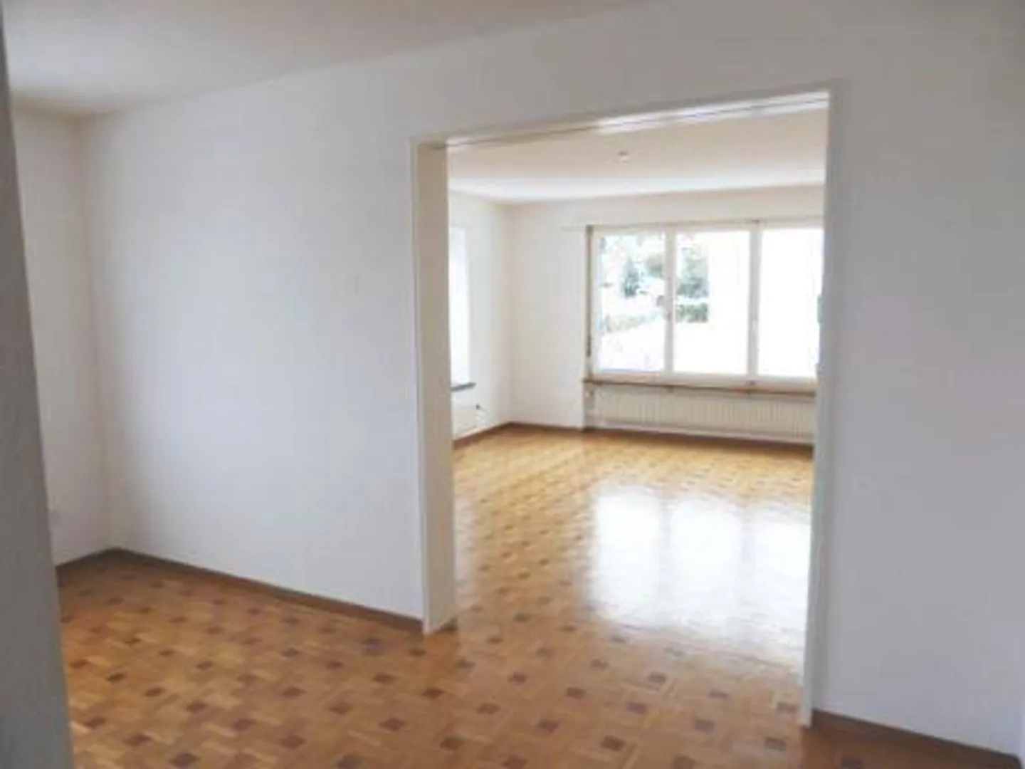 Appartement spacieux de 3,5 pièces dans un quartier résidentiel calme et bien situé - Photo 3 sur 9