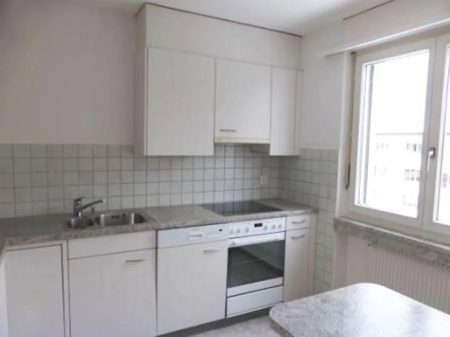 Appartement spacieux de 3,5 pièces dans un quartier résidentiel calme et bien situé - Photo 5 sur 9