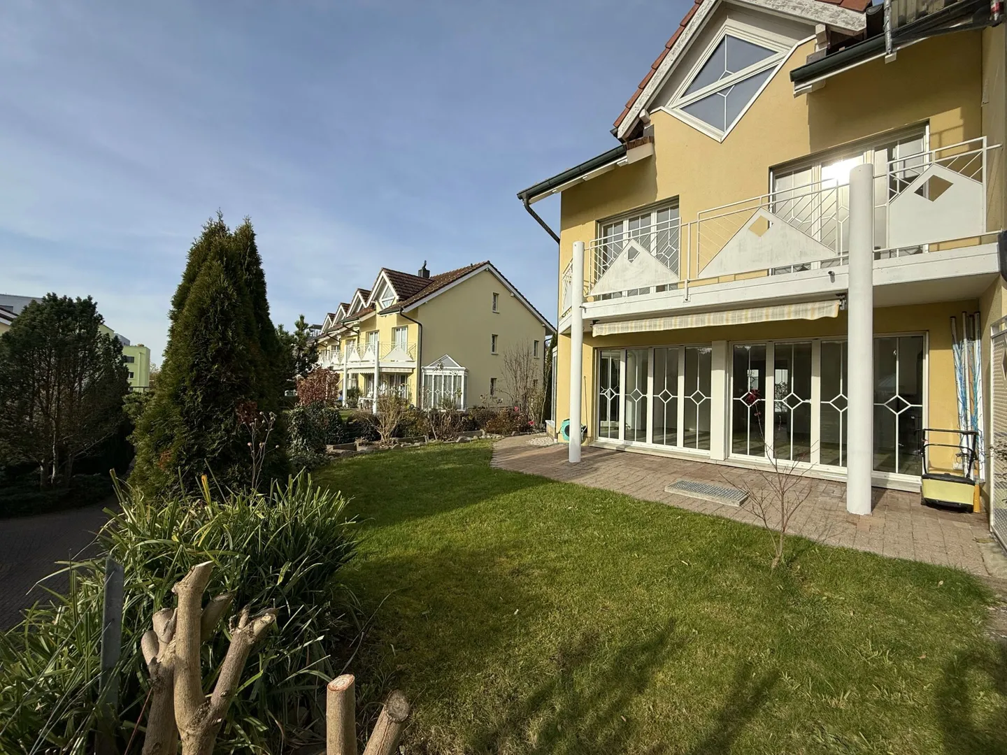 Modernes 6.5-Zimmer-Reiheneckhaus mit tollem Garten! Ideal für Familien und Paare - Foto 1 von 19