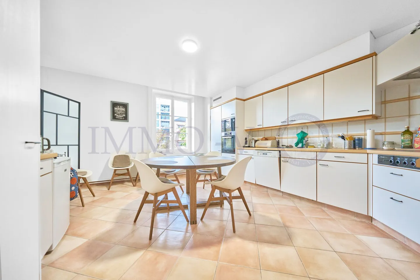 GERÄUMIGE HOCHWERTIGE WOHNUNG MIT BALKON UND IDEALER LAGE - Foto 3 von 9
