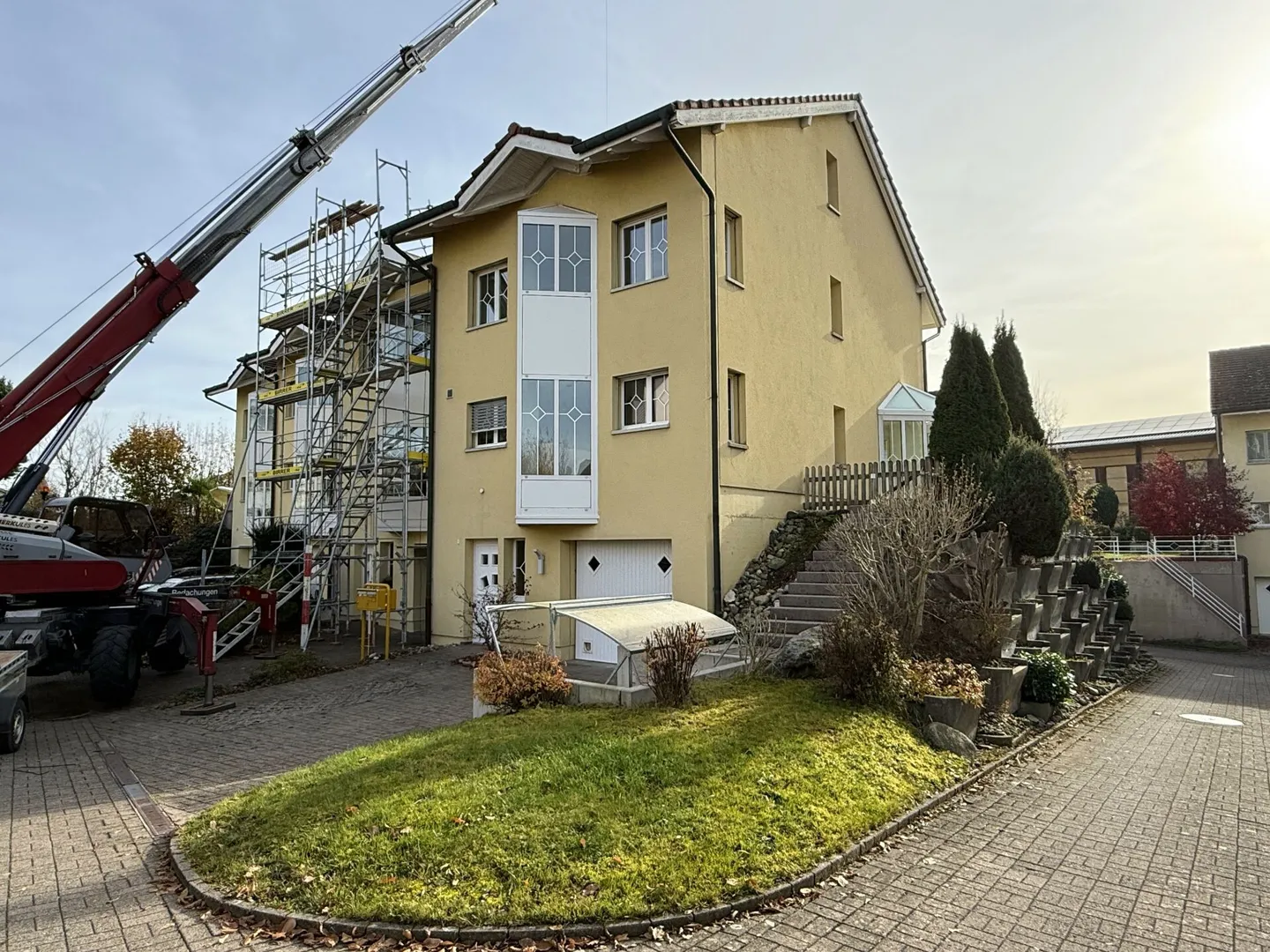 Modernes 6.5-Zimmer-Reiheneckhaus mit tollem Garten! Ideal für Familien und Paare - Foto 2 von 19