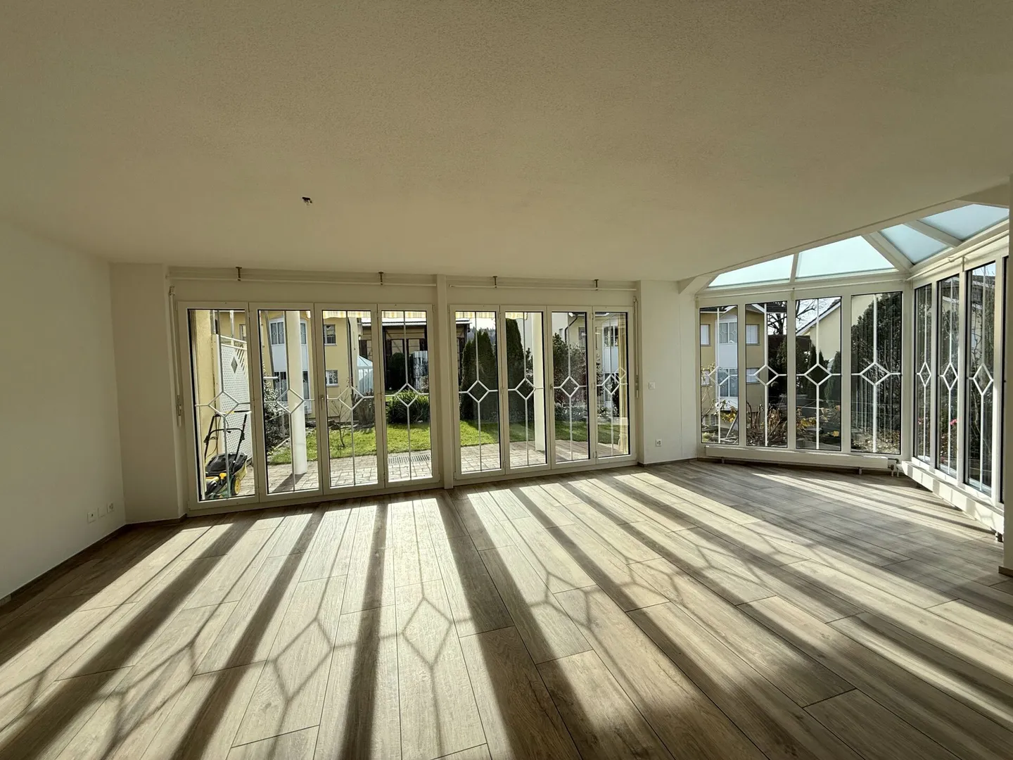 Modernes 6.5-Zimmer-Reiheneckhaus mit tollem Garten! Ideal für Familien und Paare - Foto 3 von 19