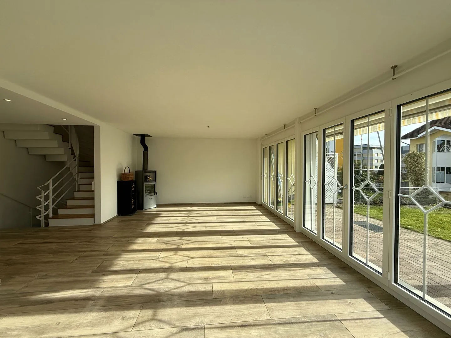 Modernes 6.5-Zimmer-Reiheneckhaus mit tollem Garten! Ideal für Familien und Paare - Foto 4 von 19