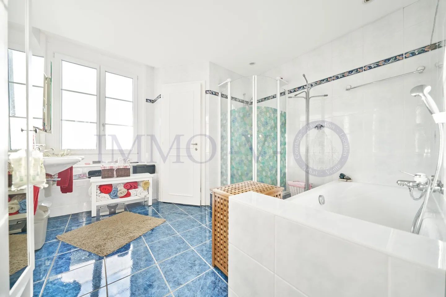 GERÄUMIGE HOCHWERTIGE WOHNUNG MIT BALKON UND IDEALER LAGE - Foto 9 von 9
