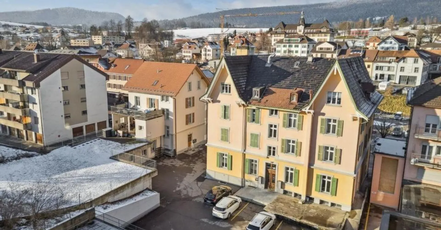 Rarity in the Heart of Reconvilier: Renovated 4.5 Room Apartment - Photo 2 of 13