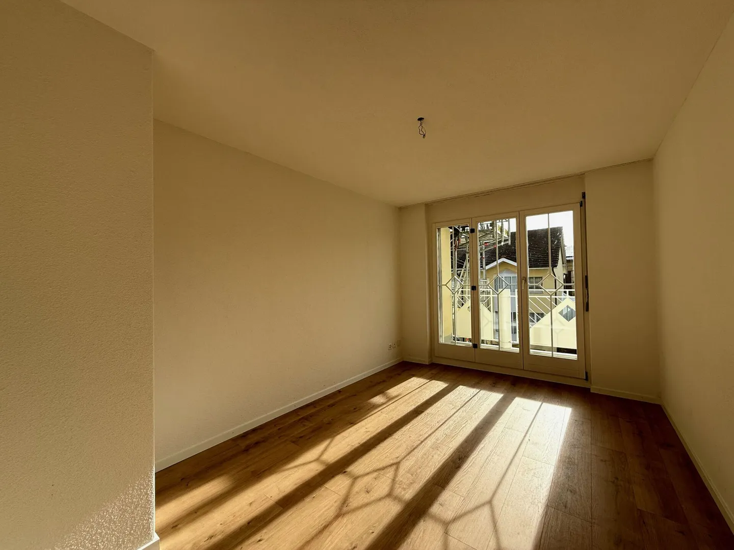 Modernes 6.5-Zimmer-Reiheneckhaus mit tollem Garten! Ideal für Familien und Paare - Foto 10 von 19