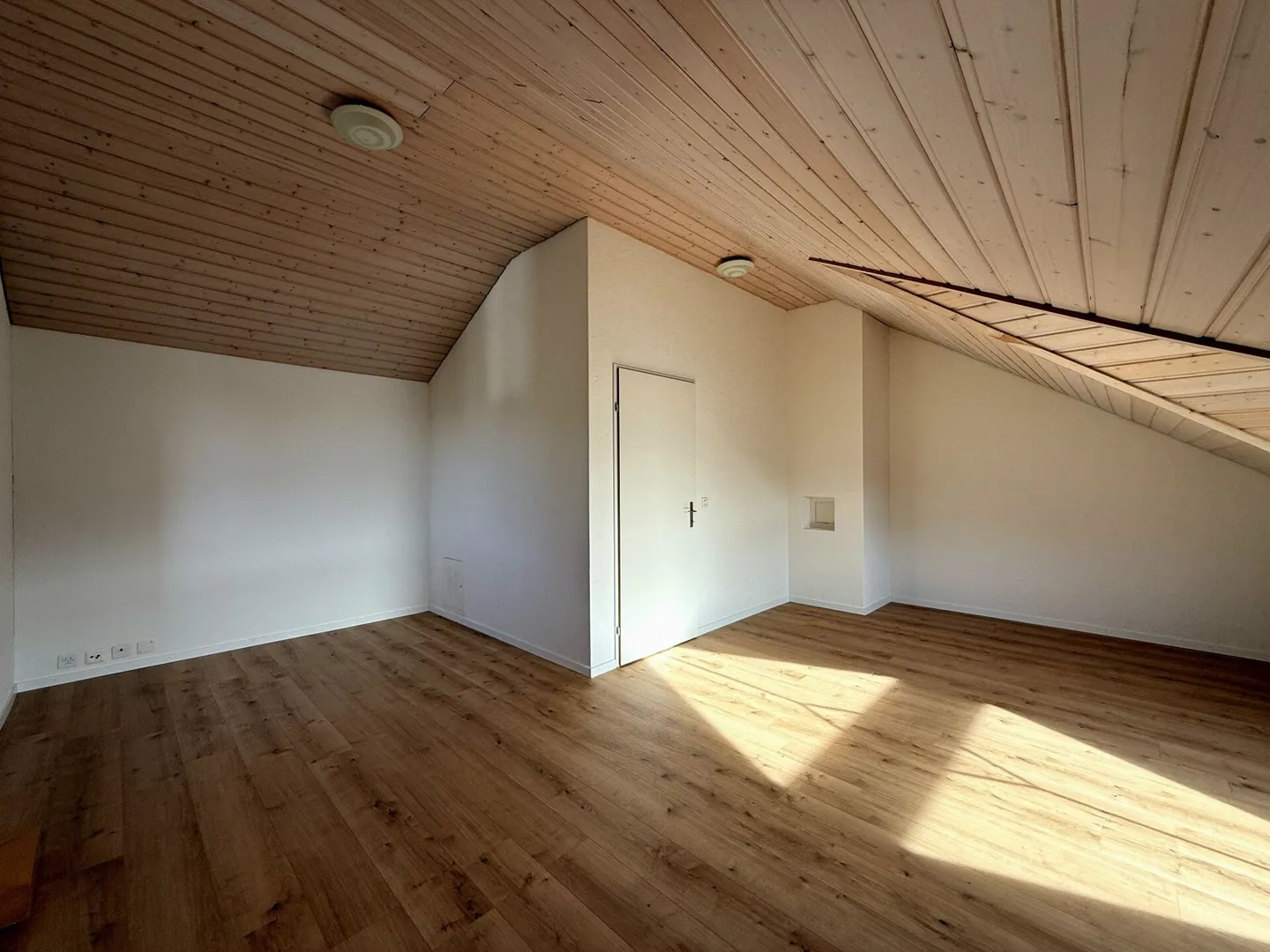 Modernes 6.5-Zimmer-Reiheneckhaus mit tollem Garten! Ideal für Familien und Paare - Foto 12 von 19