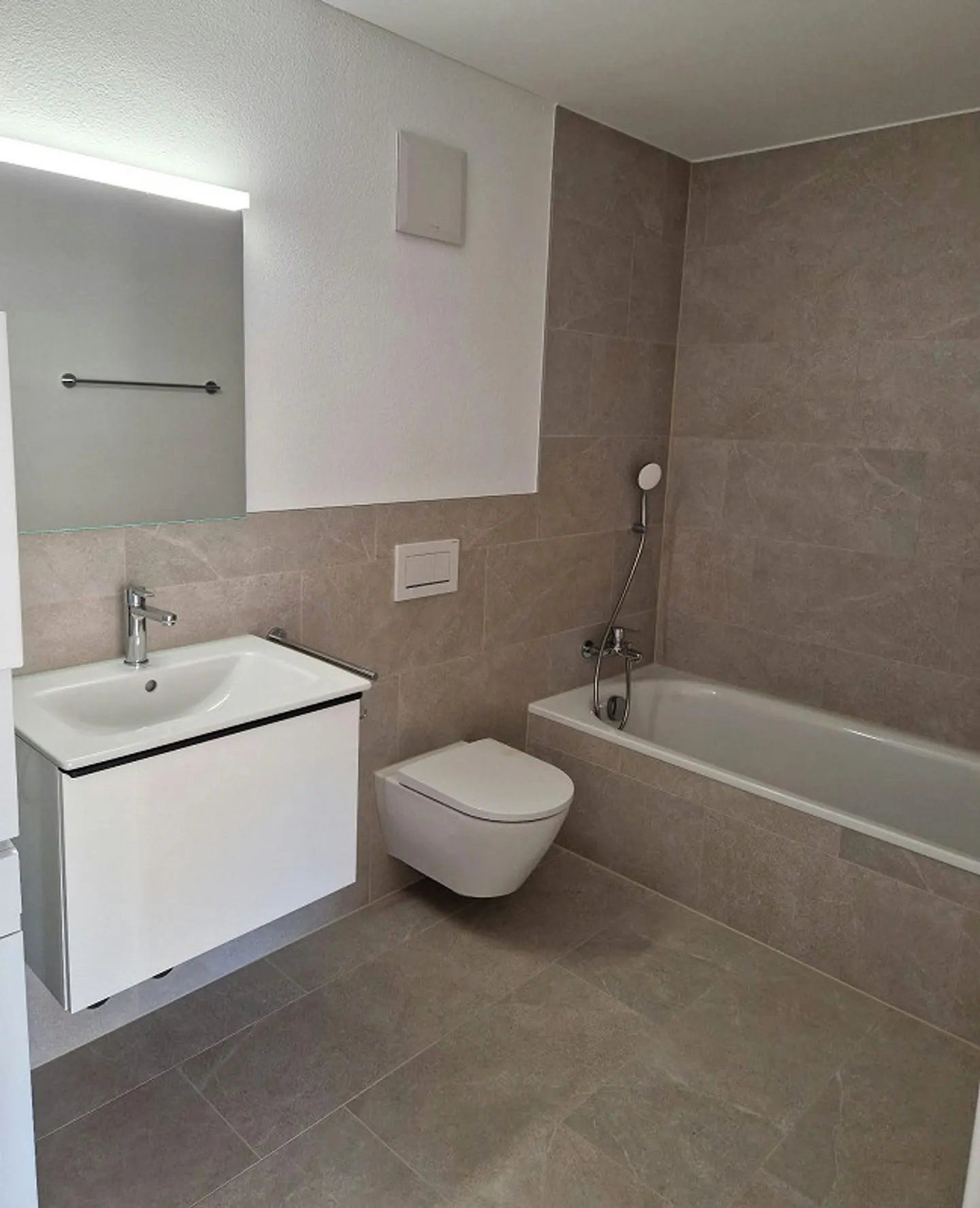 Appartamento di nuova costruzione con due balconi e vista lago - Foto 5 di 12
