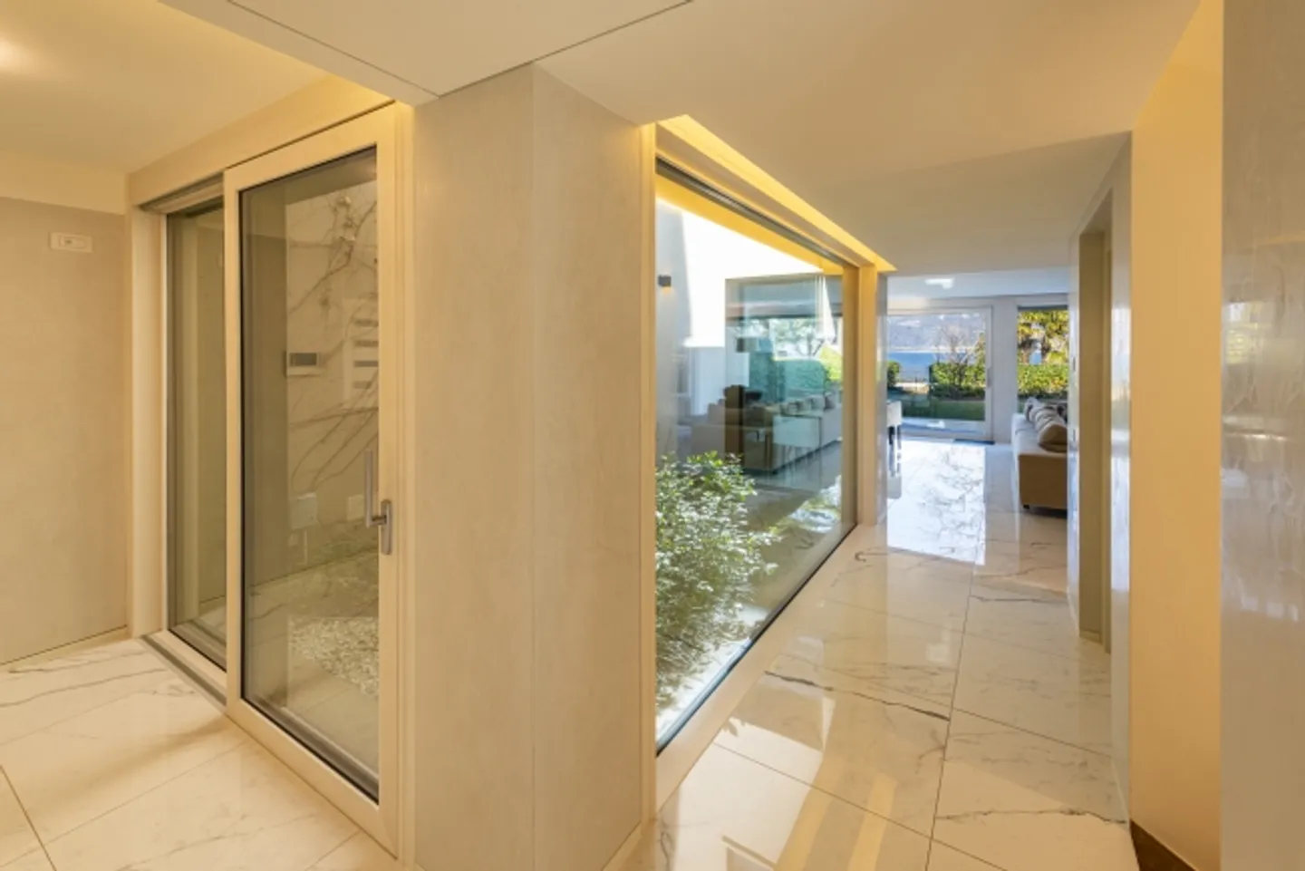 Villa "BEGONIA" directly on the lake - Photo 3 of 16