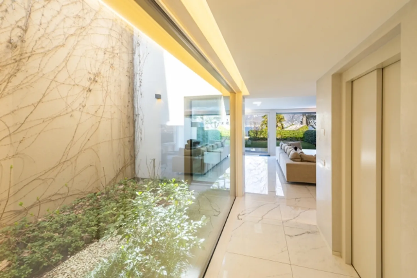 Villa "BEGONIA" directly on the lake - Photo 4 of 16