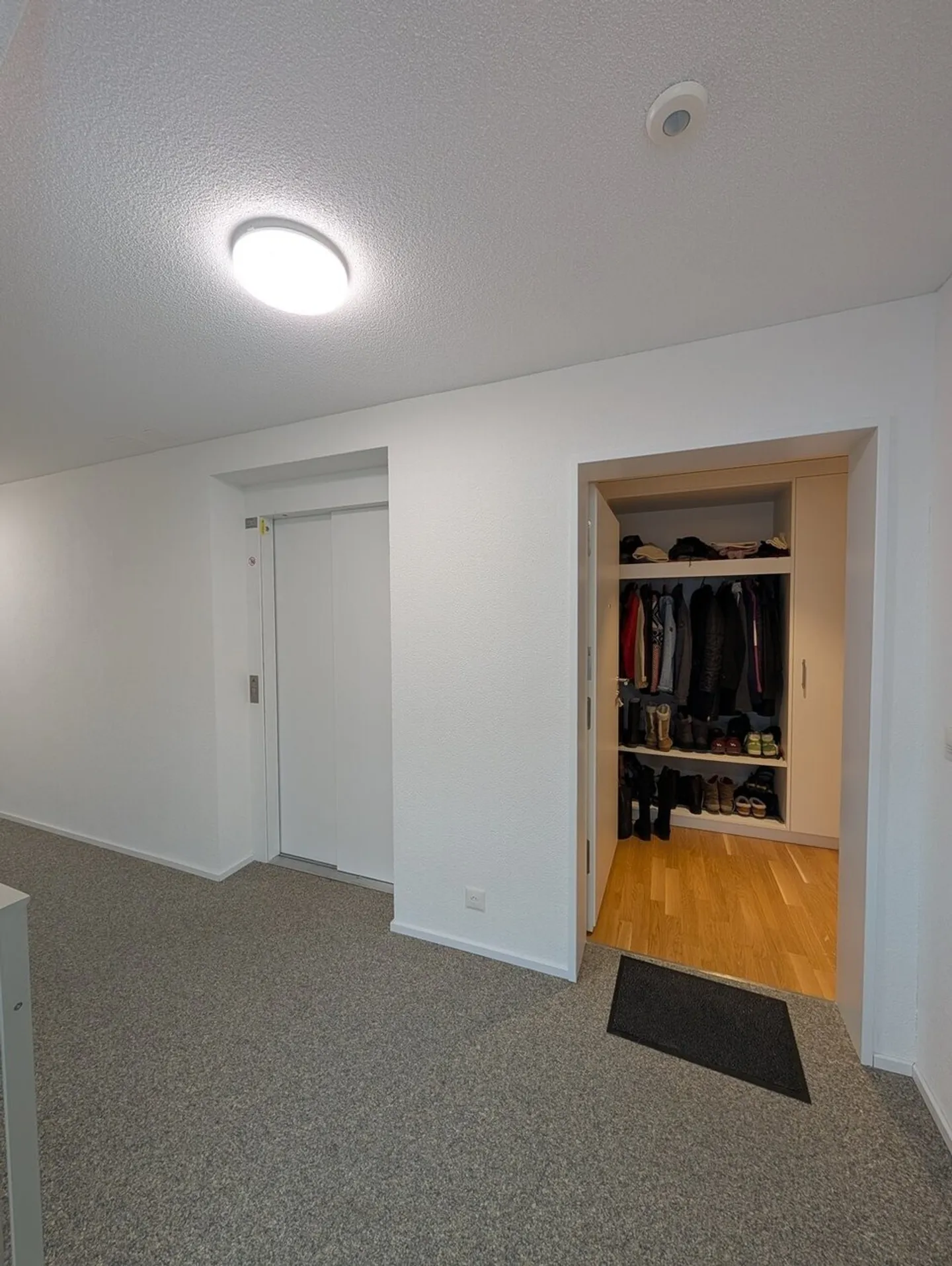 Appartamento moderno di 2,5 stanze con torre di lavaggio privata - Foto 3 di 8