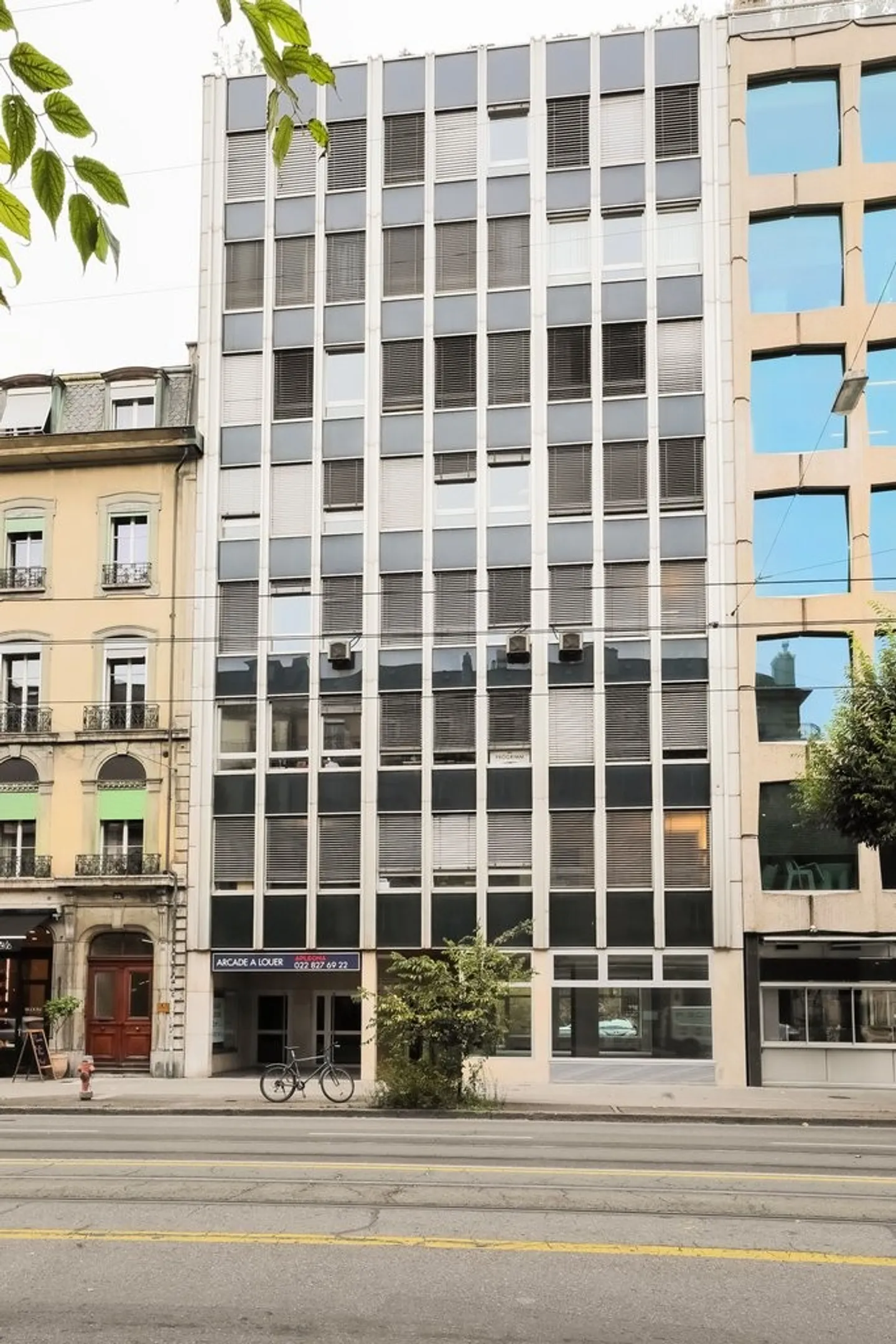 Arcade spacieuse sur deux niveaux près du quartier bancaire - Photo 1 sur 11