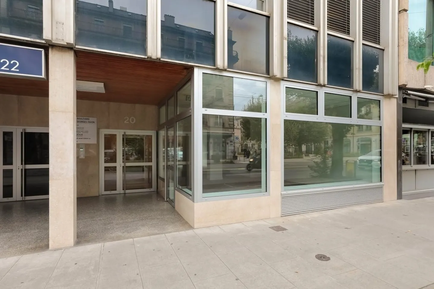 Arcade spacieuse sur deux niveaux près du quartier bancaire - Photo 2 sur 11