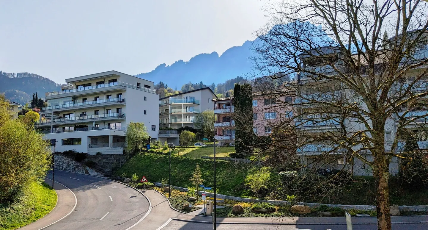 Appartamento ristrutturato di 4,5 locali con due balconi e vista sul Pilatus - Foto 12 di 12