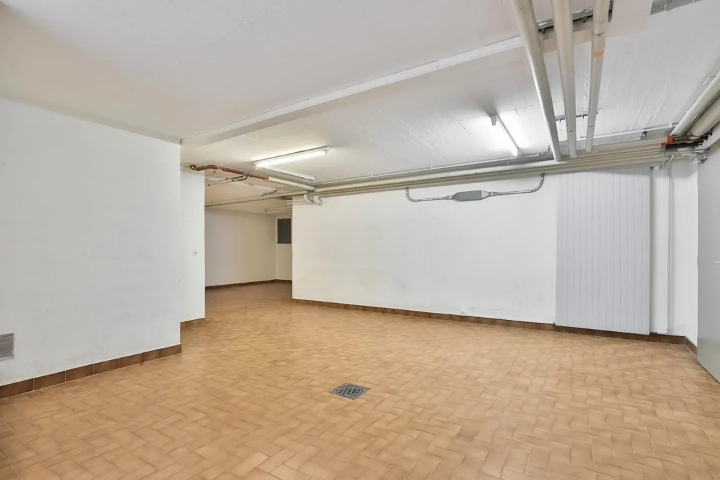 Arcade spacieuse sur deux niveaux près du quartier bancaire - Photo 8 sur 11