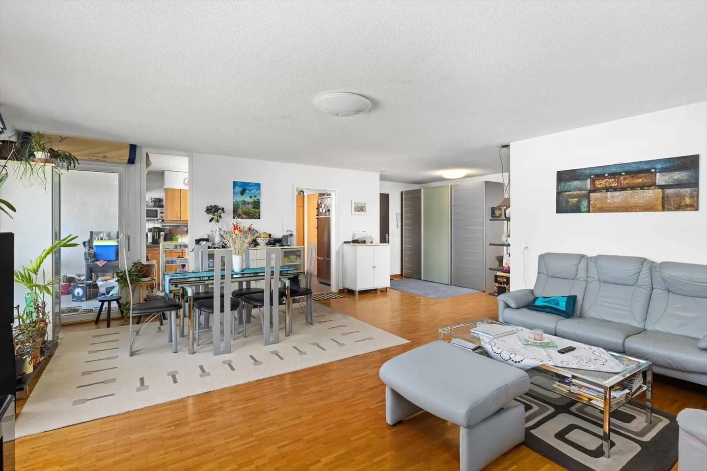 Helle Wohnung mit Balkon und grünem Blick - Foto 3 von 13