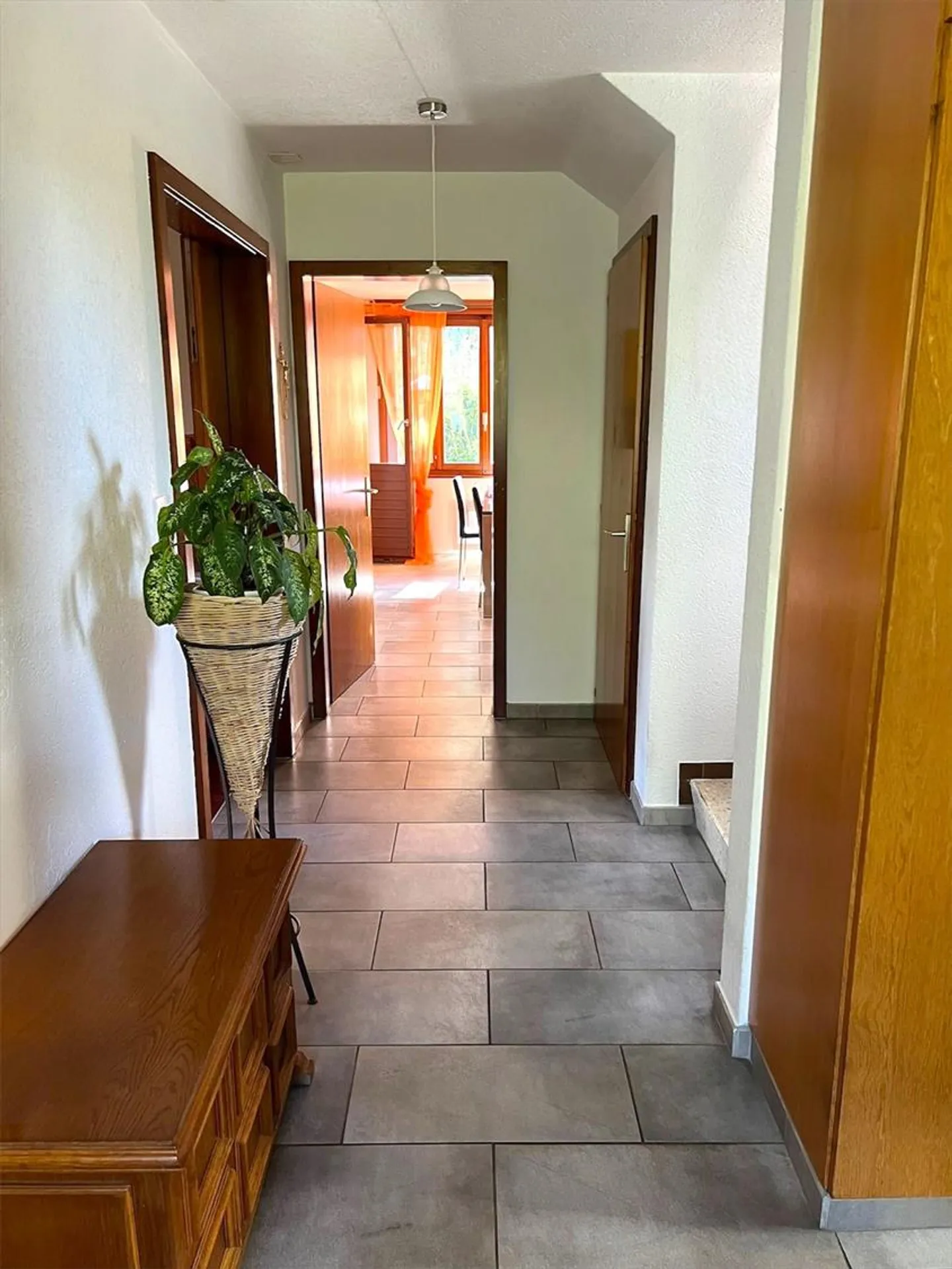 Spacious family house with wooded garden and sunny terrace - Photo 5 of 7
