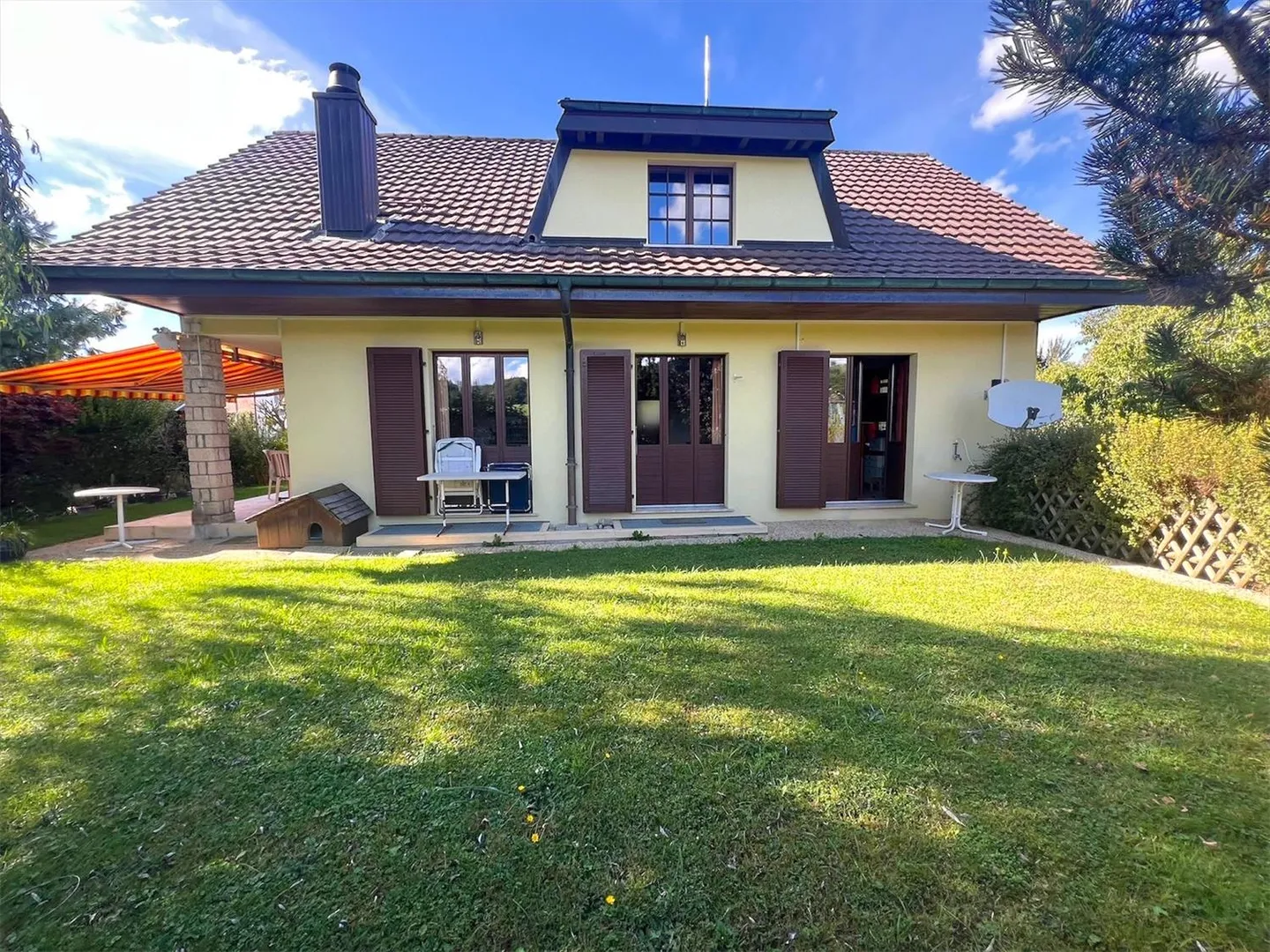 Spacious family house with wooded garden and sunny terrace - Photo 1 of 7