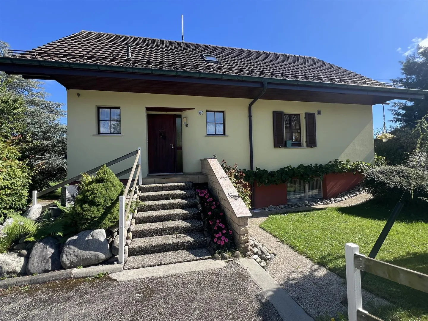 Spacious family house with wooded garden and sunny terrace - Photo 2 of 7