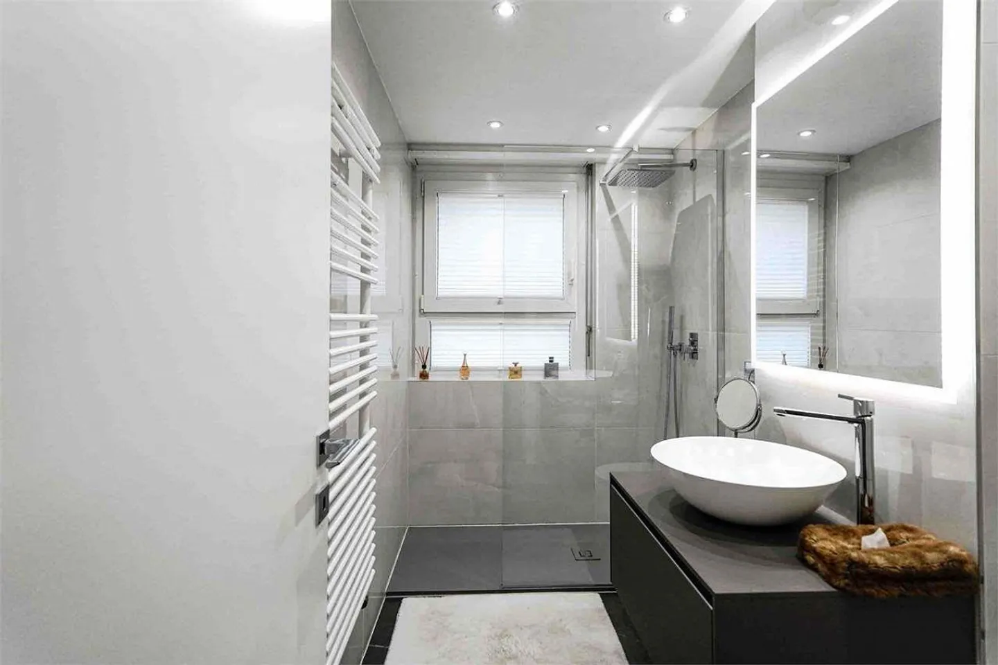 MAGNIFICO APPARTAMENTO CON DEPENDANCE E VISTA LAGO - Foto 12 di 13