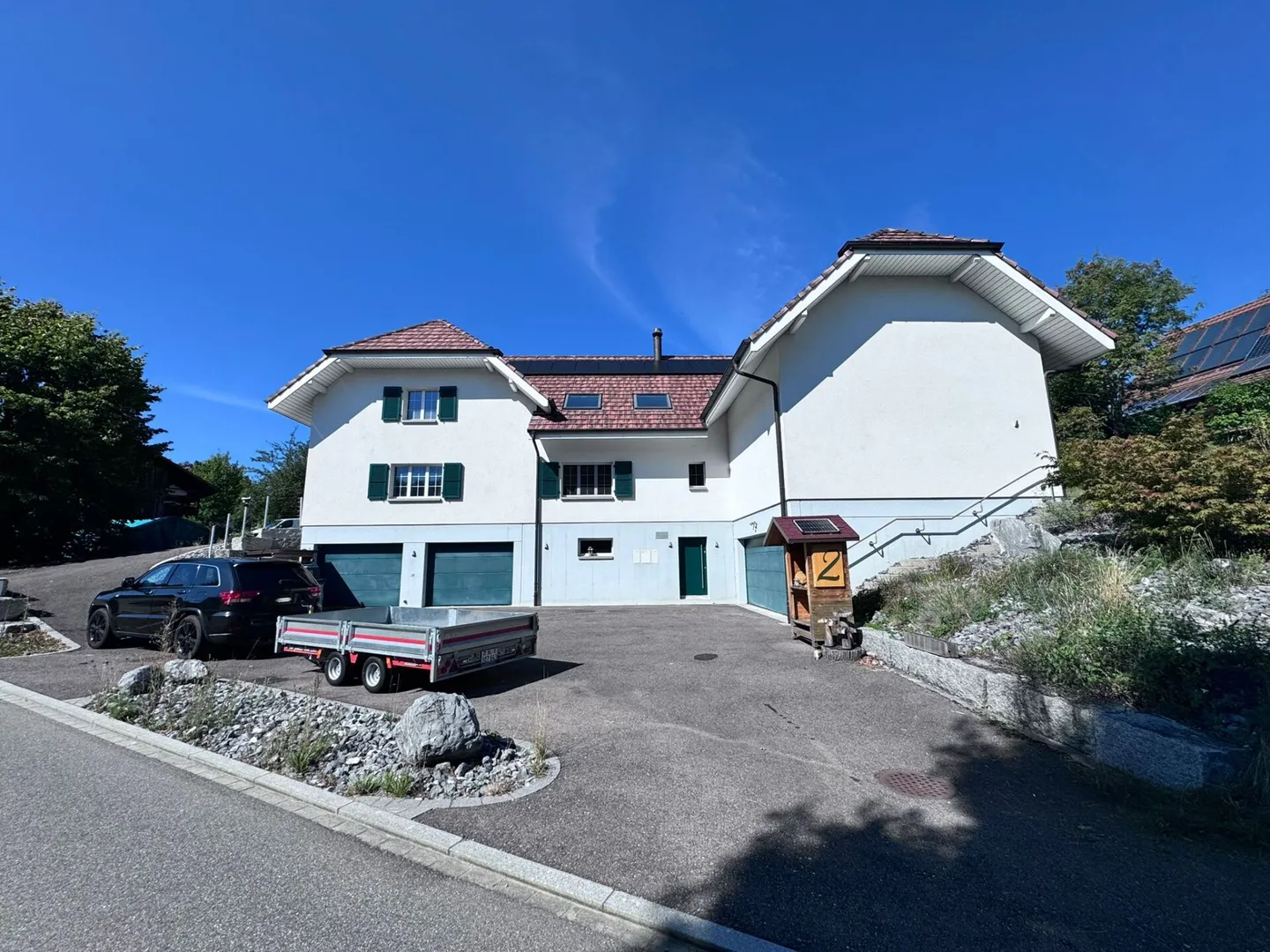 Grande casa unifamiliare quasi nuova di 6,5 stanze, 6 posti auto in garage + 4 posti auto, laghetto per koi, sala cinema, 3 bagni, posizione da sogno, a soli 10 min da Bubendorf - Foto 1 di 59