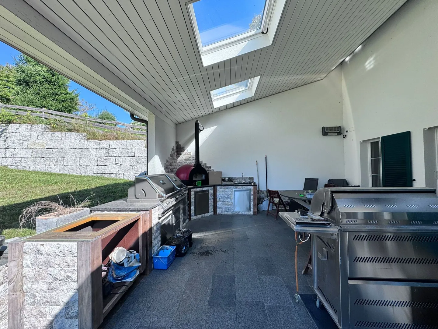Grande casa unifamiliare quasi nuova di 6,5 stanze, 6 posti auto in garage + 4 posti auto, laghetto per koi, sala cinema, 3 bagni, posizione da sogno, a soli 10 min da Bubendorf - Foto 2 di 59