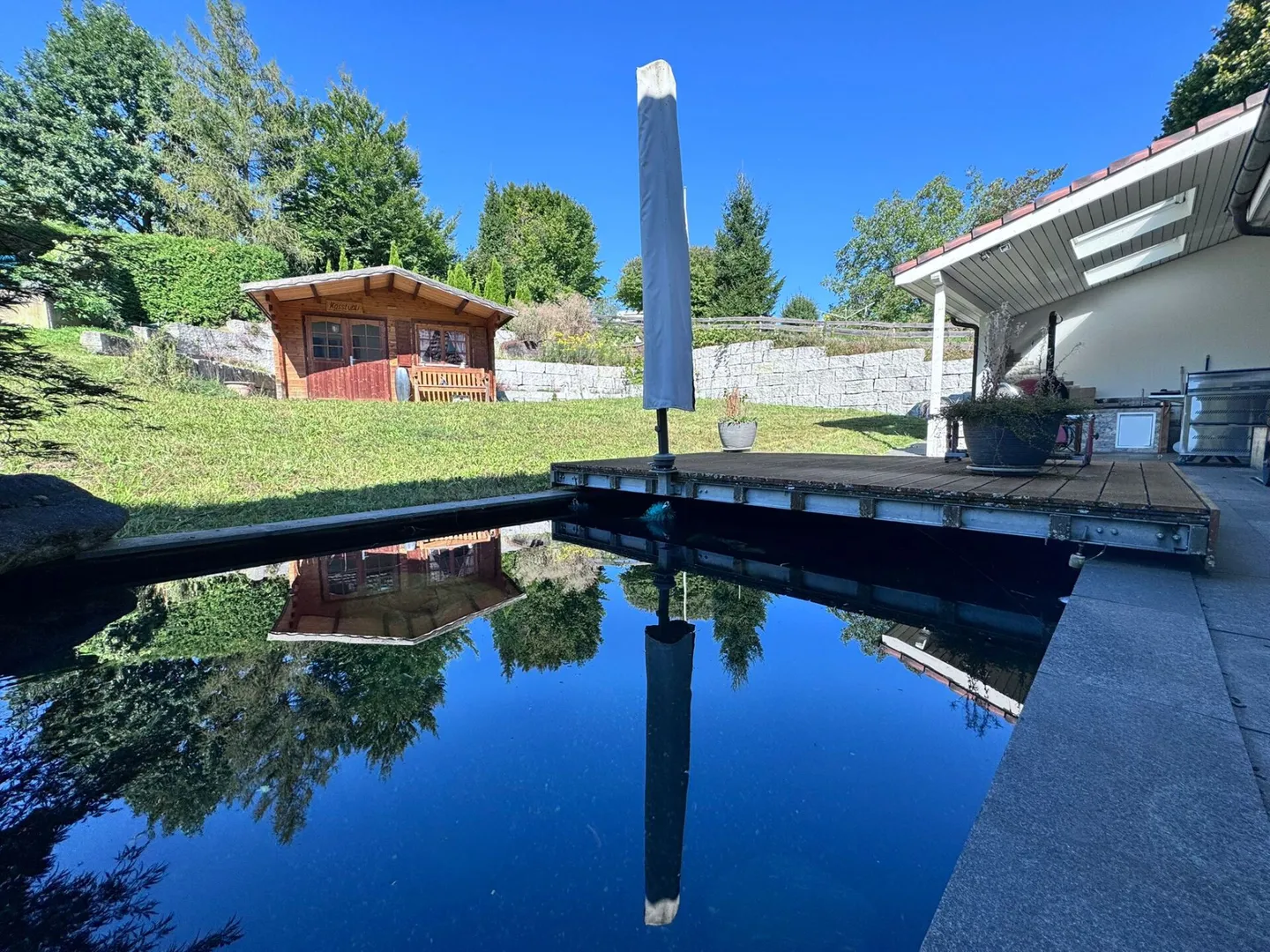 Grande casa unifamiliare quasi nuova di 6,5 stanze, 6 posti auto in garage + 4 posti auto, laghetto per koi, sala cinema, 3 bagni, posizione da sogno, a soli 10 min da Bubendorf - Foto 3 di 59