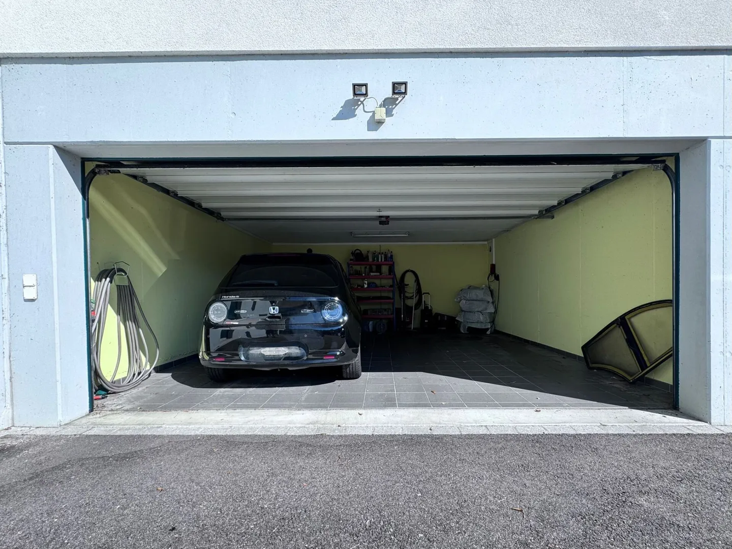 Grande casa unifamiliare quasi nuova di 6,5 stanze, 6 posti auto in garage + 4 posti auto, laghetto per koi, sala cinema, 3 bagni, posizione da sogno, a soli 10 min da Bubendorf - Foto 4 di 59