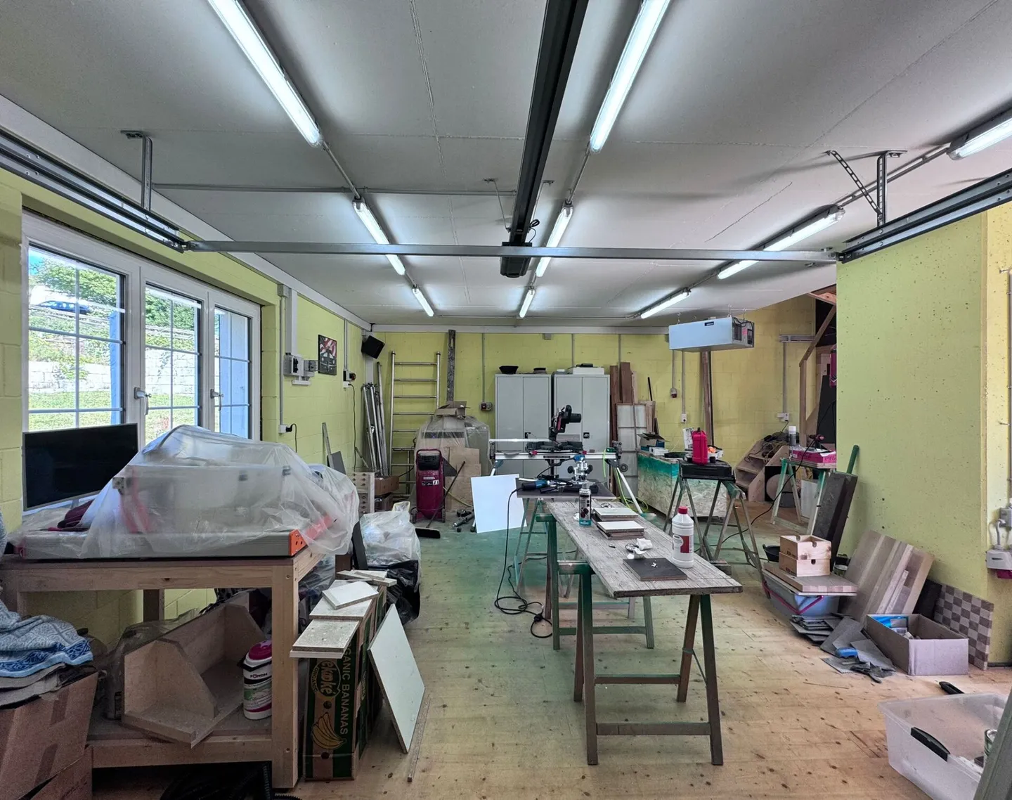 Grande casa unifamiliare quasi nuova di 6,5 stanze, 6 posti auto in garage + 4 posti auto, laghetto per koi, sala cinema, 3 bagni, posizione da sogno, a soli 10 min da Bubendorf - Foto 5 di 59